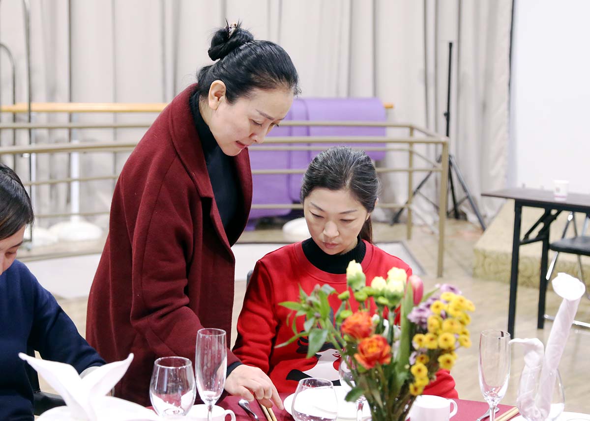 徐文波老师指导同学们的练习动作