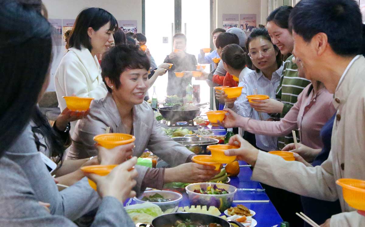 和心灵成长班师生一同聚餐畅饮