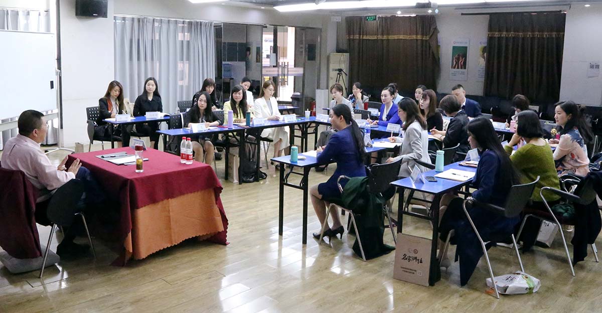 金正昆商务礼仪你讲了个甚