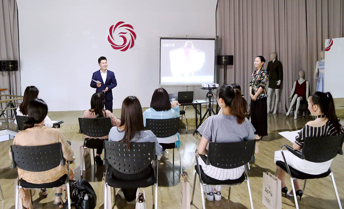 叶心雄老师主持开班仪式