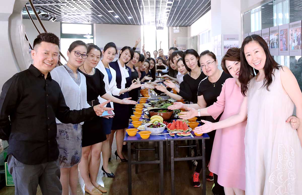 全体师生和风尚圈工作人员聚餐