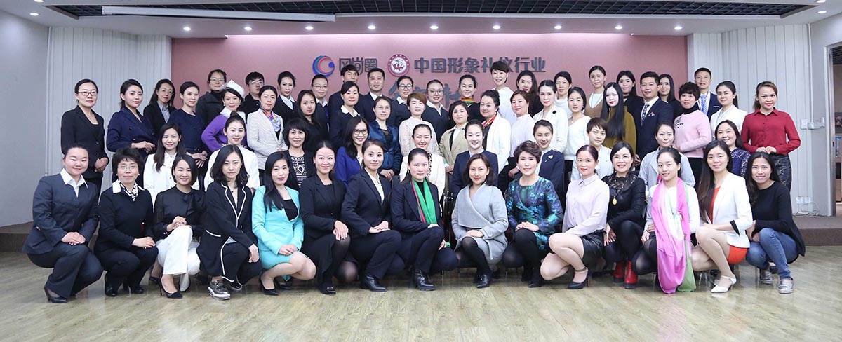 往届注册礼仪培训师训练营课堂合影
