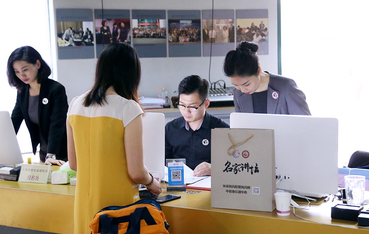 风尚圈工作人员协助新学员办理报到手续