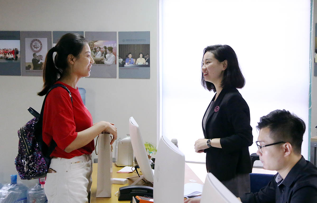 风尚圈工作人员为新学员解答问题