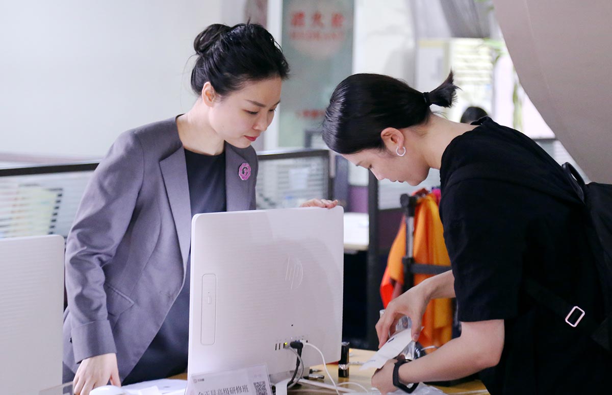 风尚圈工作人员协助新学员办理报到手续