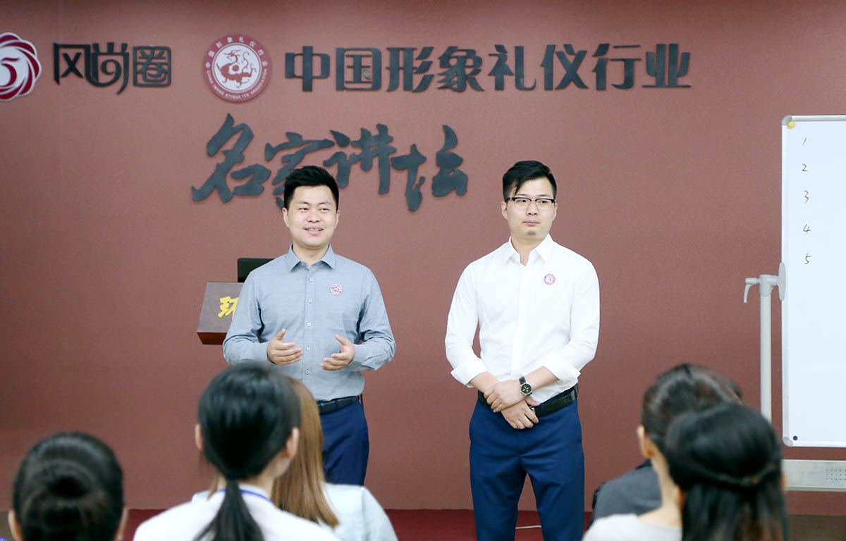 两位生活委员做自我介绍