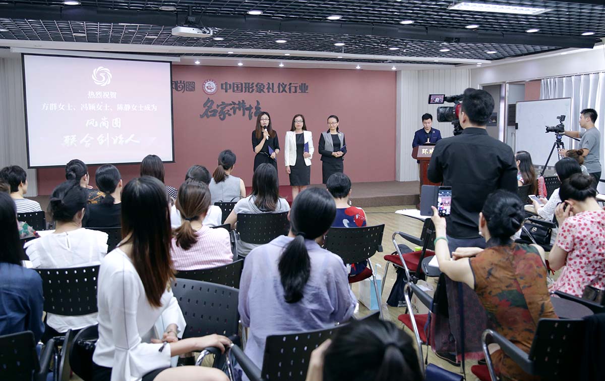 联合创始人冯颖女士正在发表感言