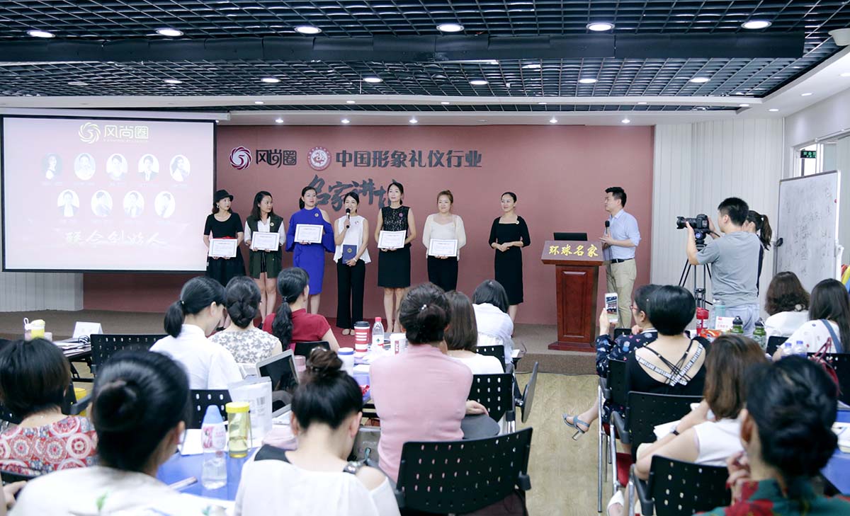 联合创始人陈亚娟女士正在发表感言
