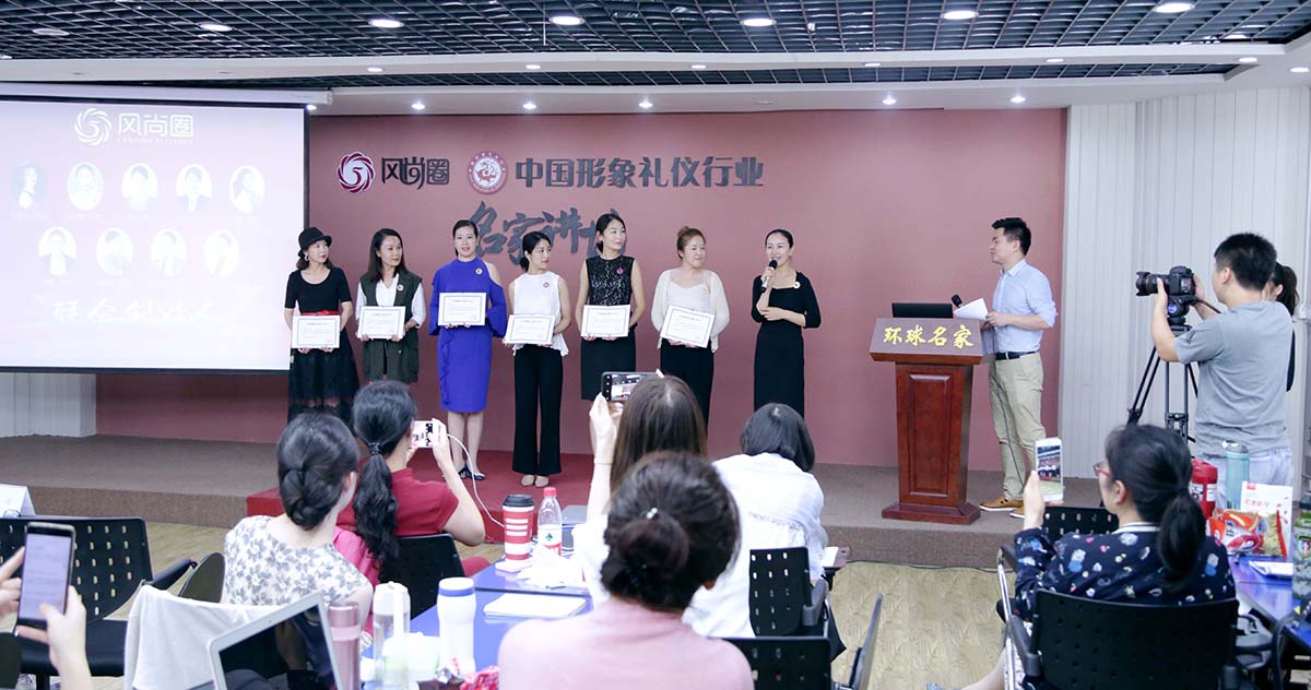 徐文波老师对六位联合创始人表示祝贺