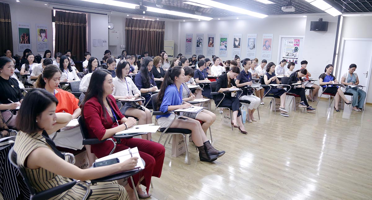 认真听讲的同学们