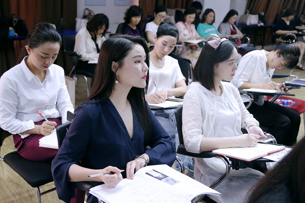 认真做听讲的同学们