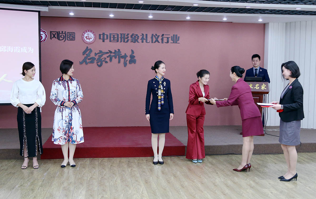 徐文波老师为四位女士颁发联合创始人证书
