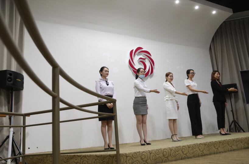 服务礼仪培训师微笑