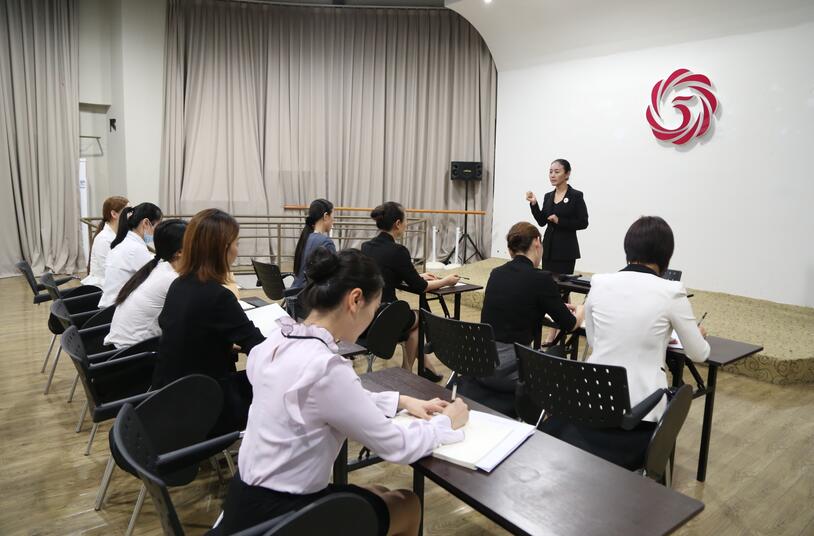 服务礼仪培训师课堂学习