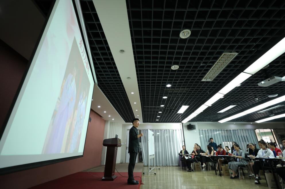 风尚圈学习屈膝礼