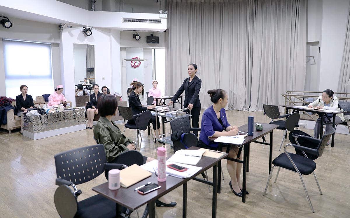 往届医护、银行、餐饮专业服务礼仪实训班课堂掠影