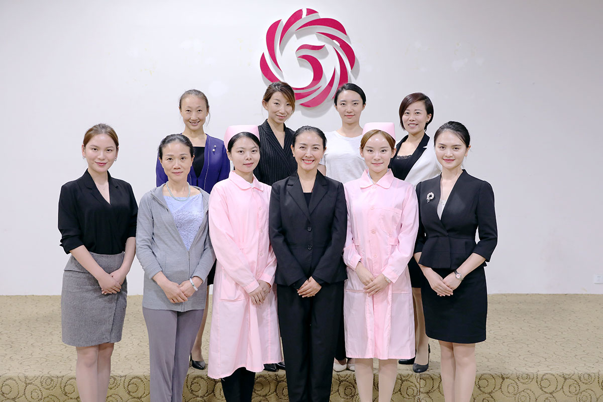 往届医护、银行、餐饮专业服务礼仪实训班毕业合影