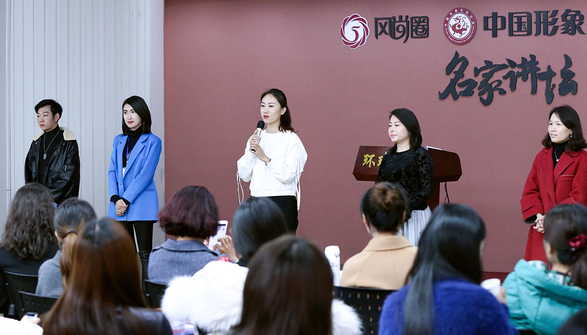 五位小组长做自我介绍