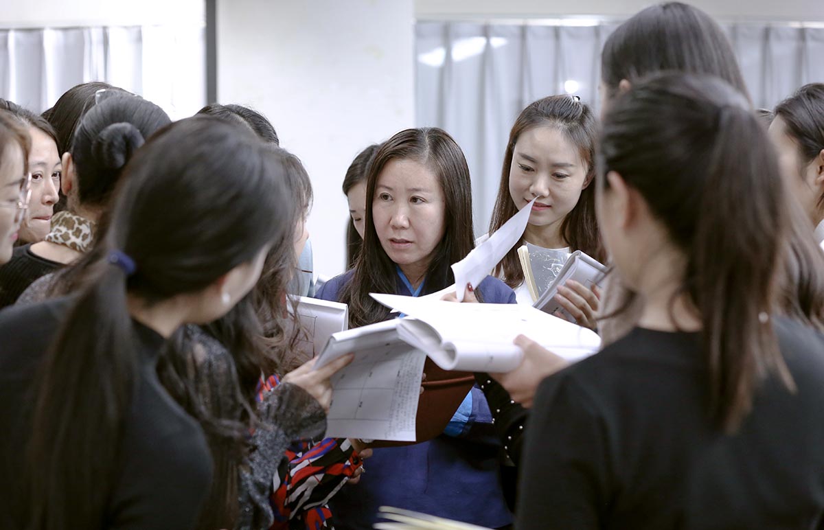 课间于老师向同学们解答问题