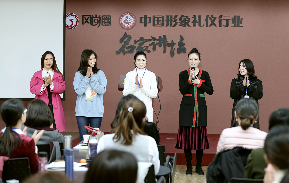 五位小组长做自我介绍
