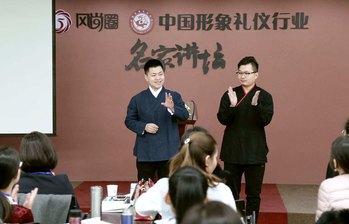 两位生活委员做自我介绍