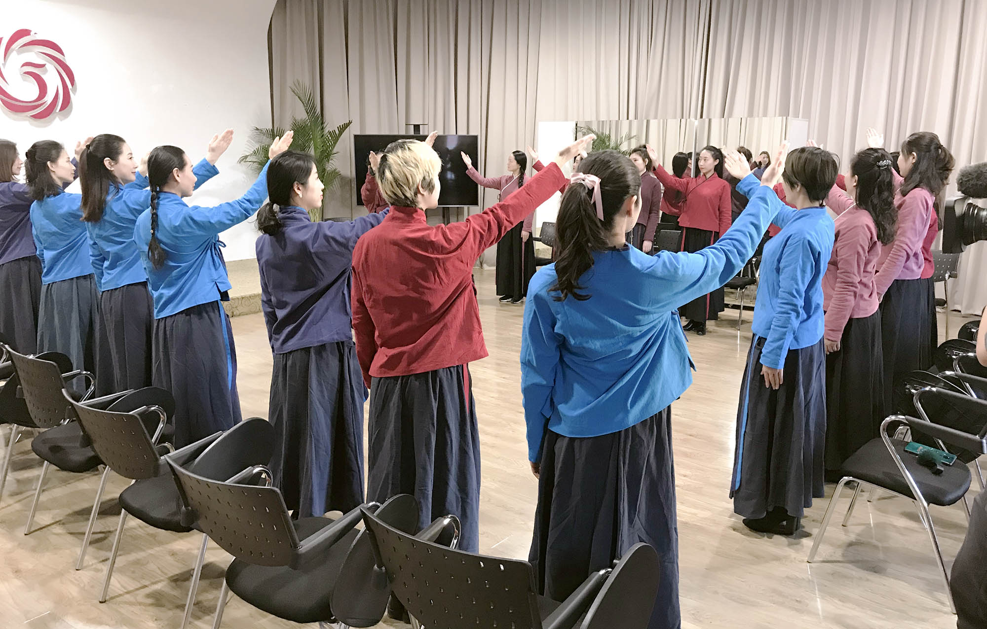同学们正在认真练习