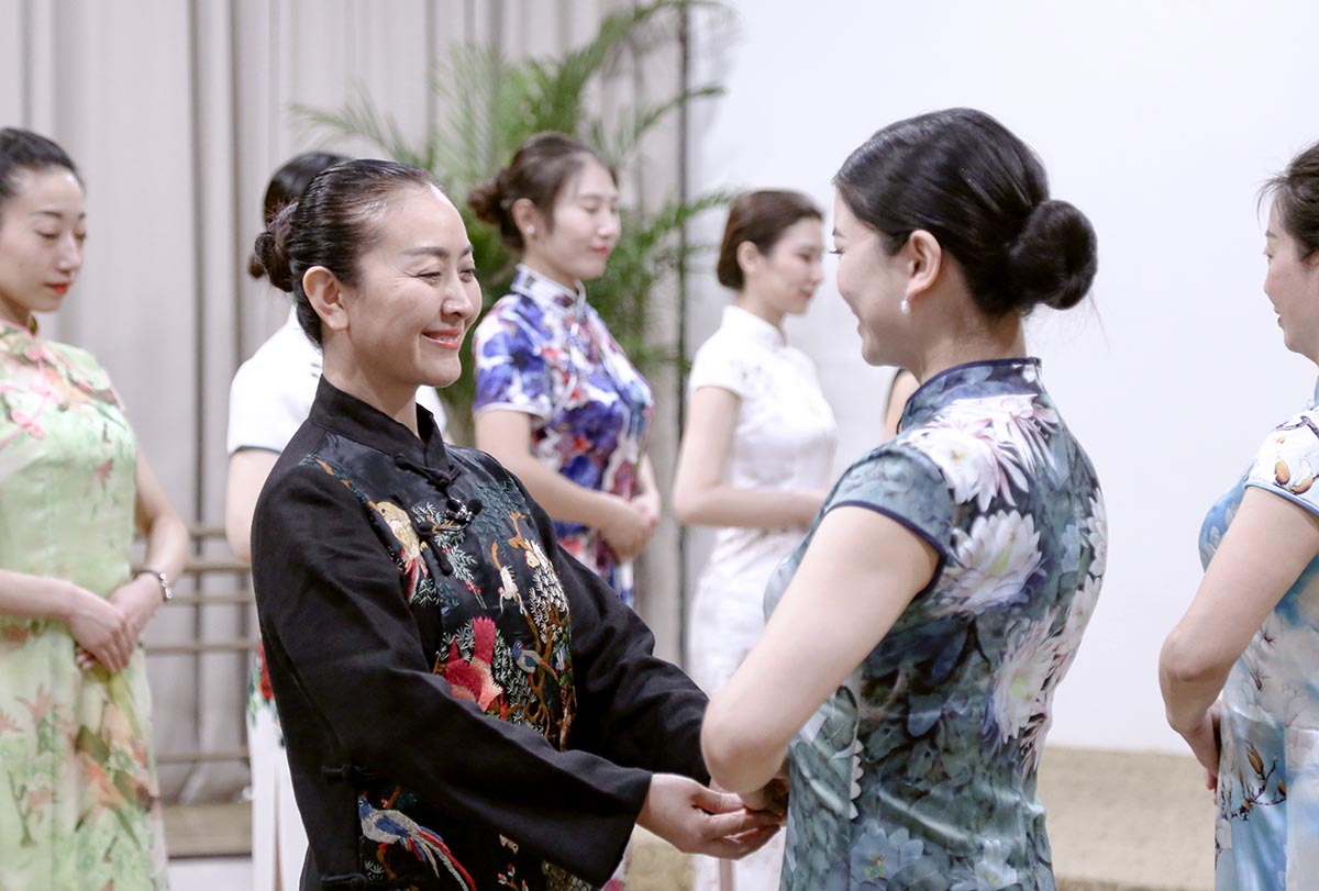 徐文波老师指导同学的动作