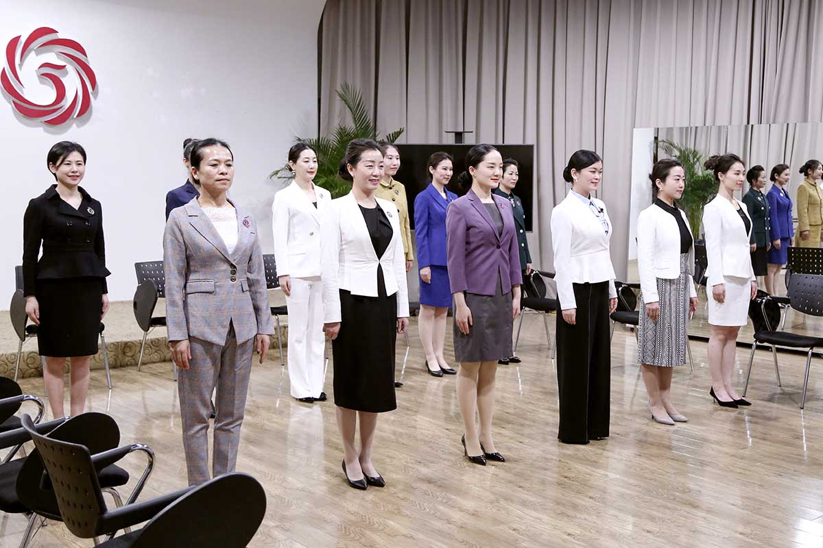 同学们身着职业装练习优雅仪态