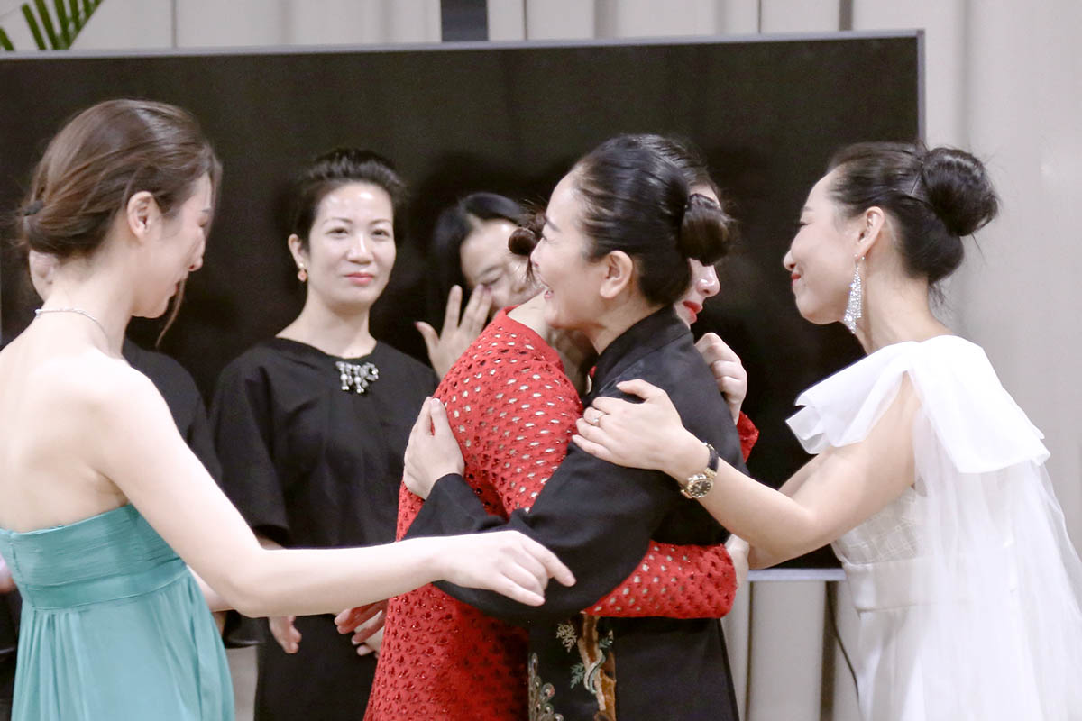 师生拥抱 难舍难分