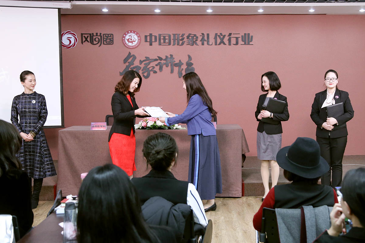 于焕新老师为范华玲女士颁发联合创始人证书