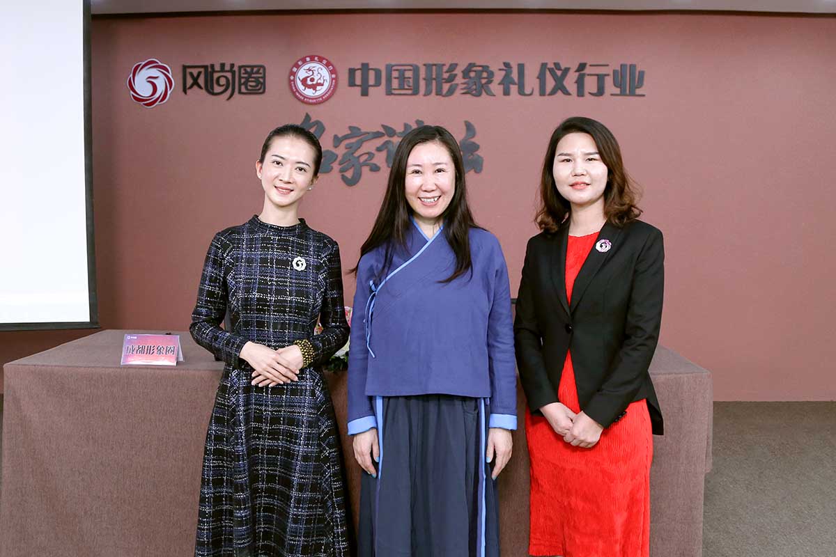 三位联合创始人合影留念