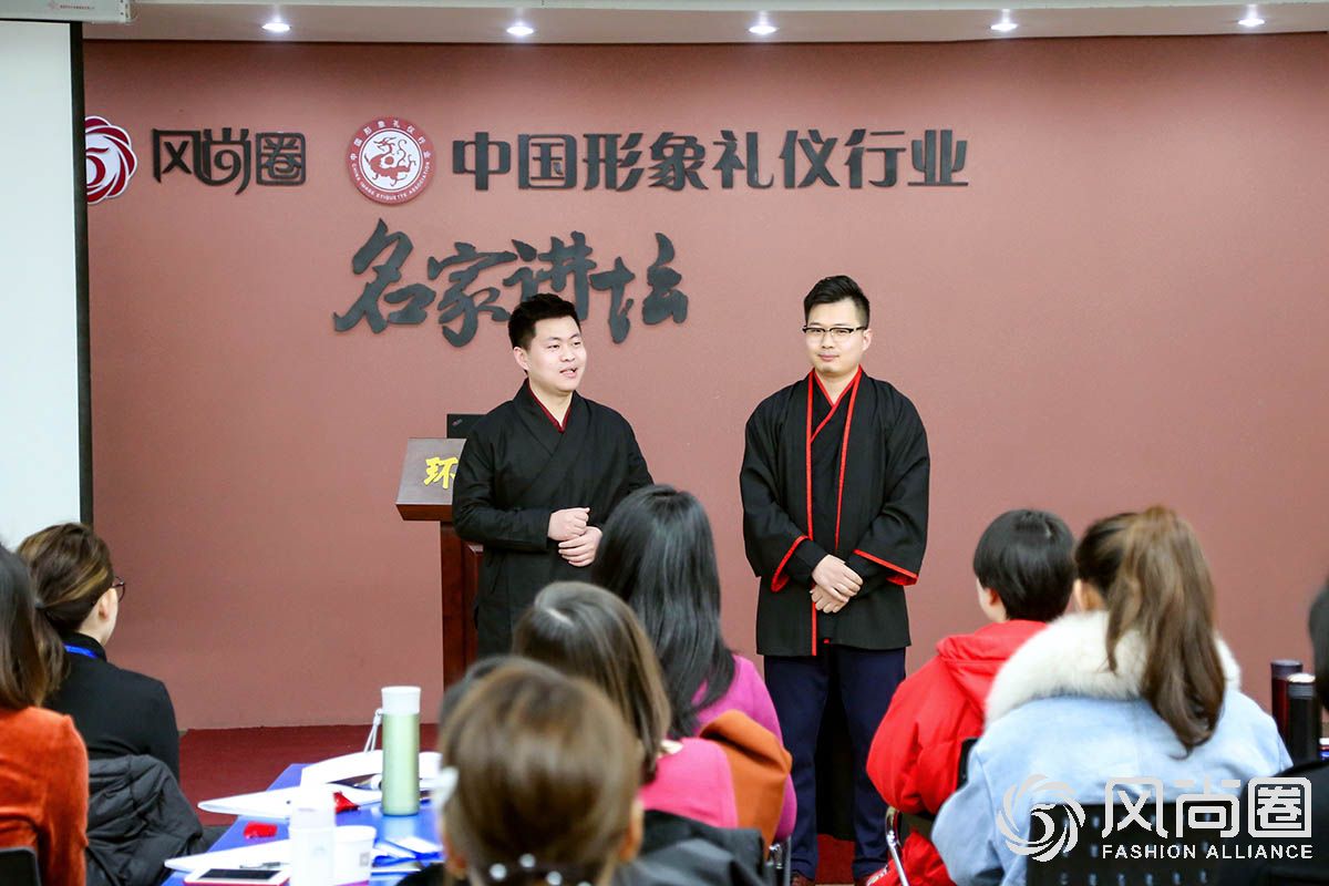 两位生活委员做自我介绍