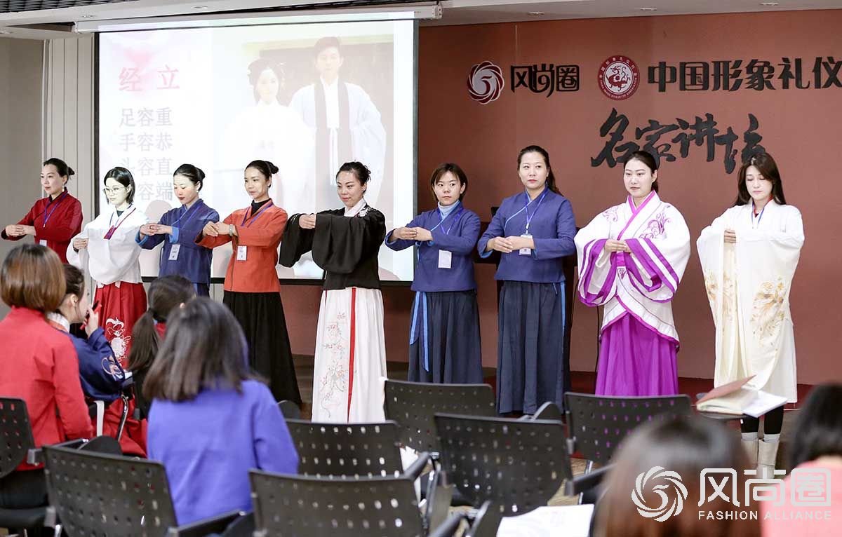 正在学习行揖礼的同学们