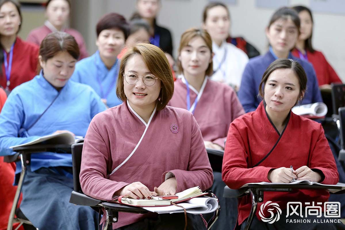 认真听讲的同学们