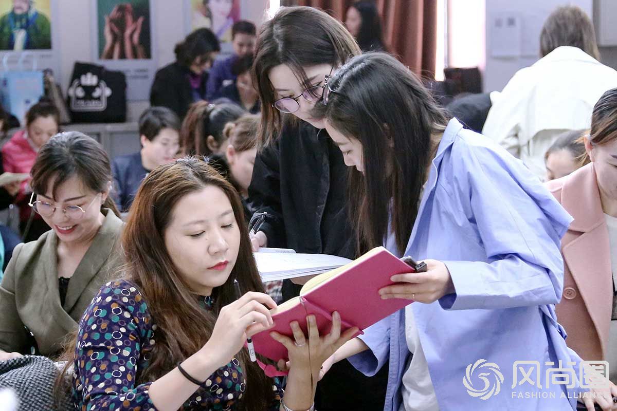 参与课堂互动的同学们