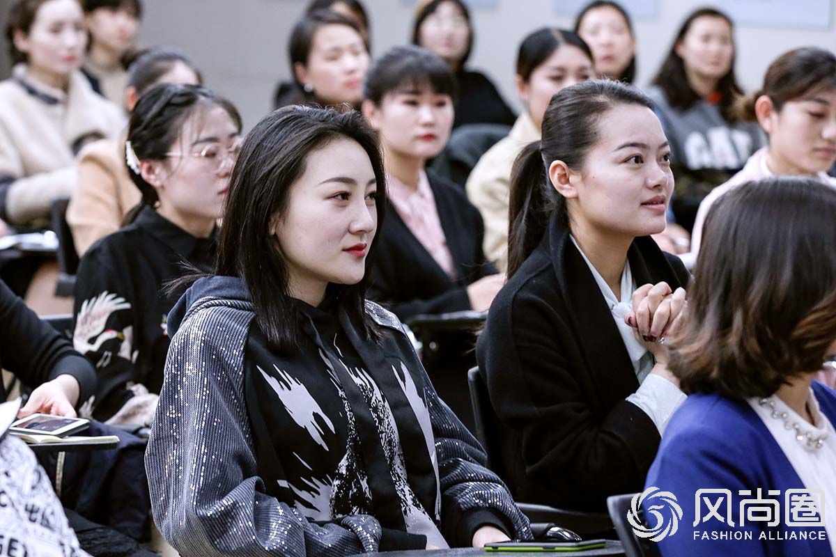 正在认真听讲的同学们