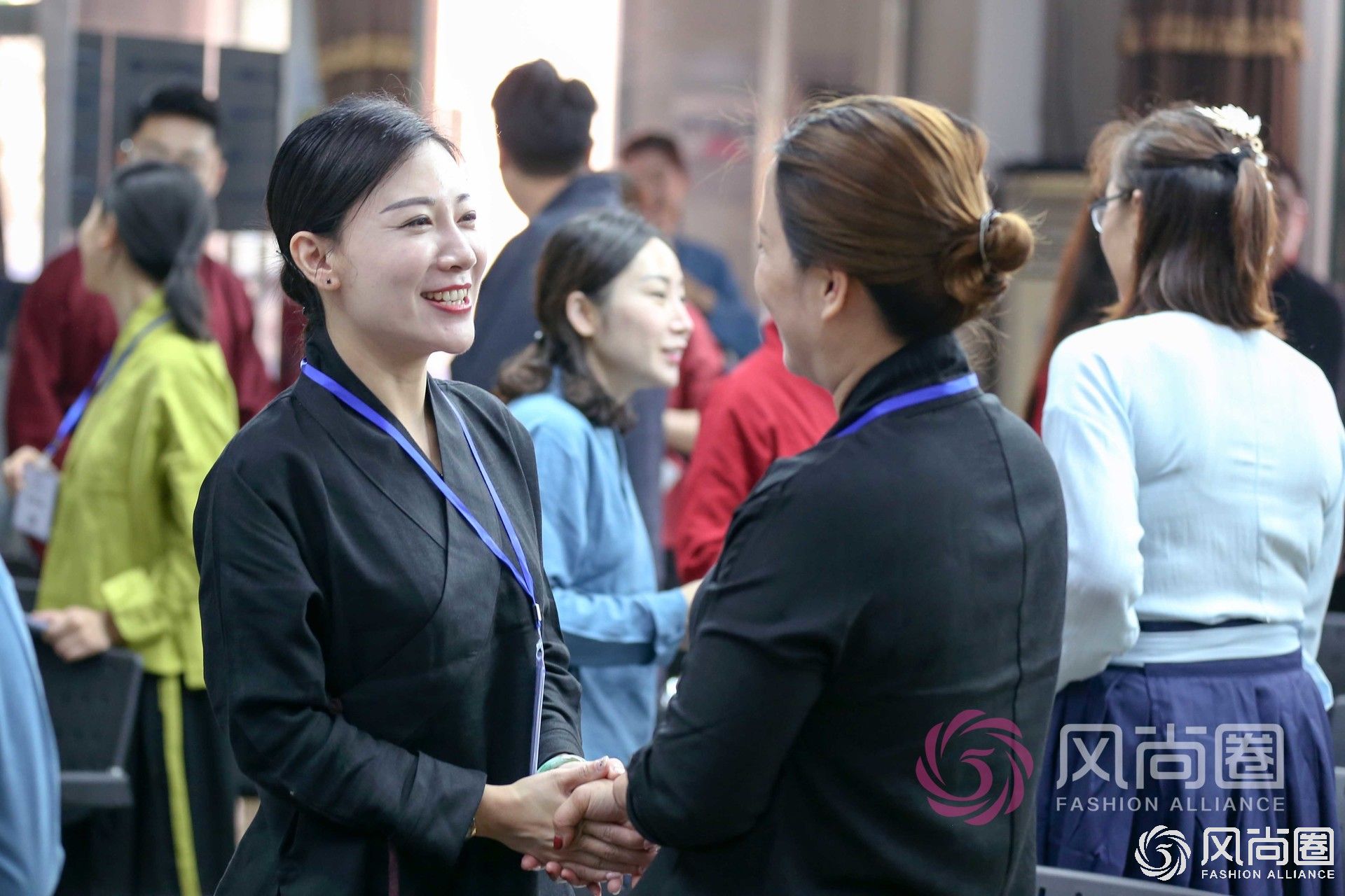 同学们相互打招呼认识