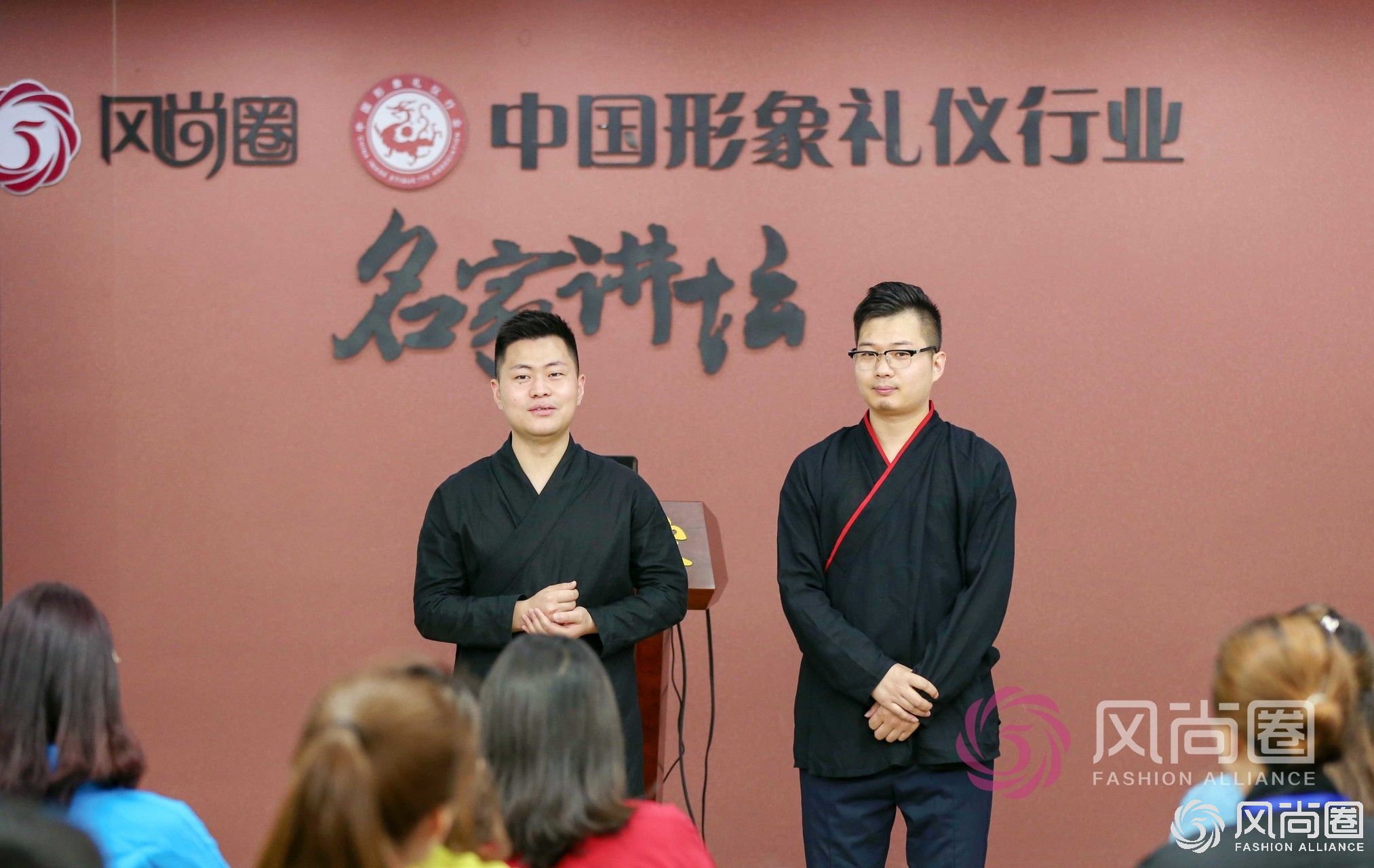 两位生活委员做自我介绍