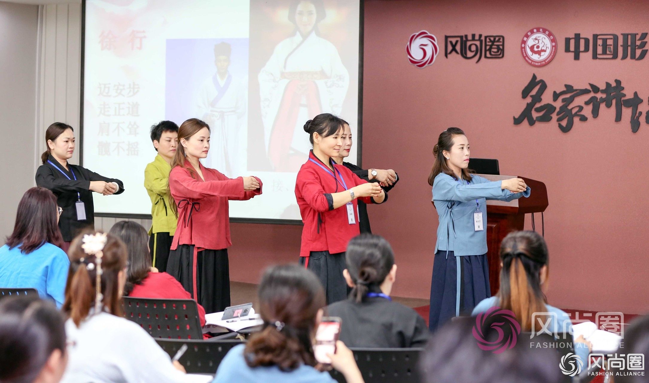 参与课堂互动的同学们