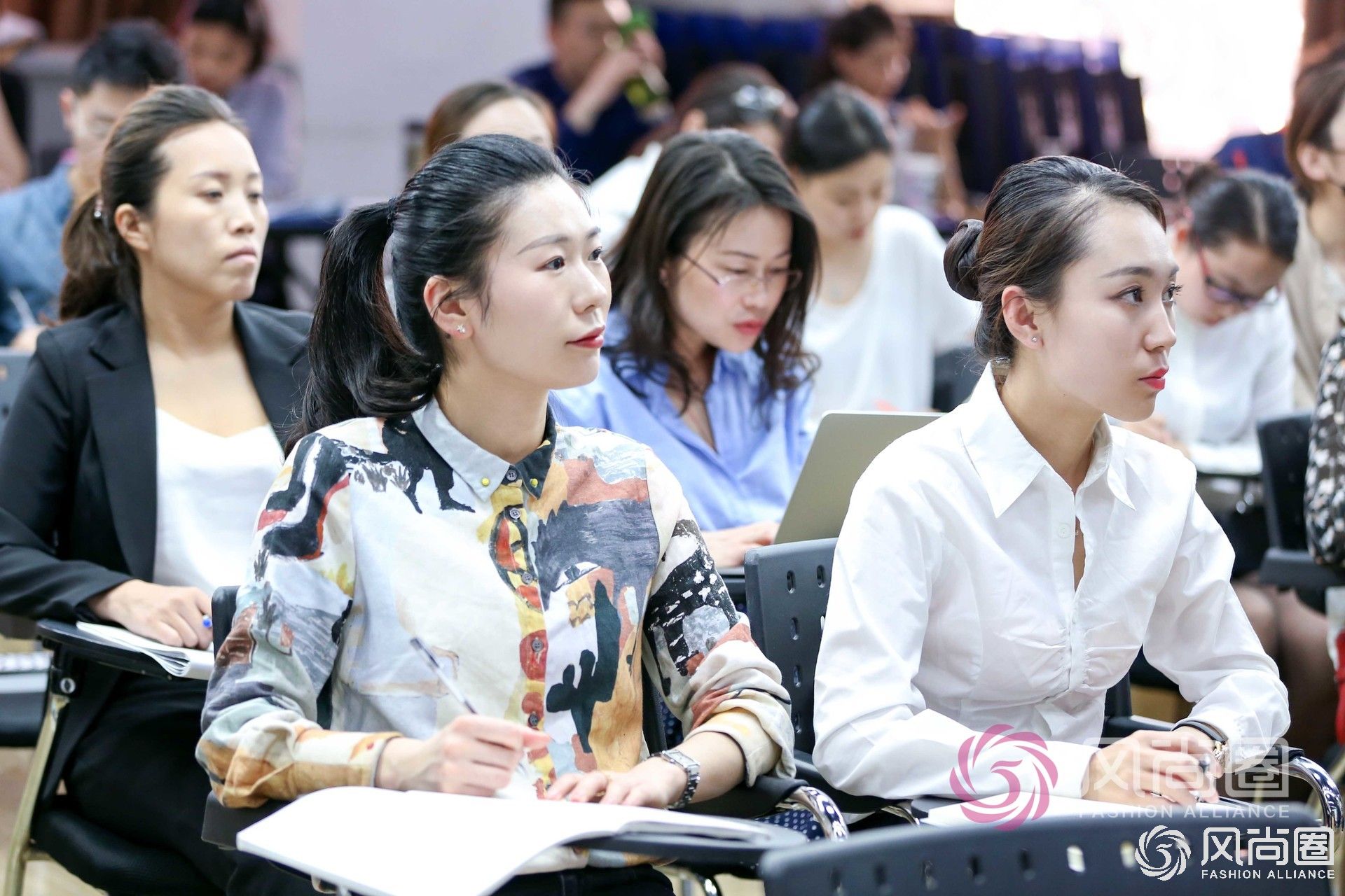 认真听讲的同学们