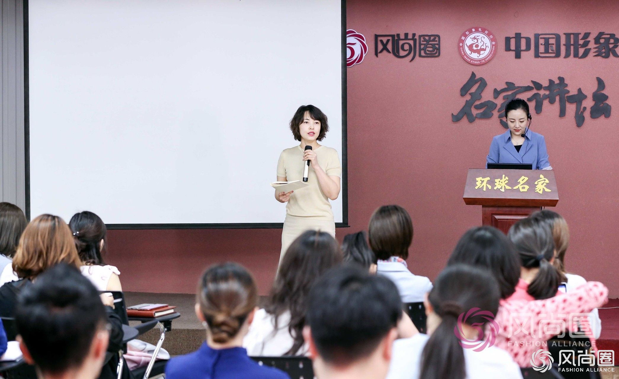 代表小组发言的同学