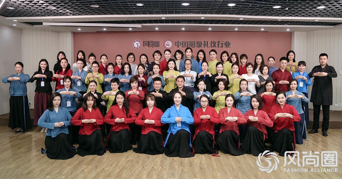 往届注册形象礼仪讲师班师生合影