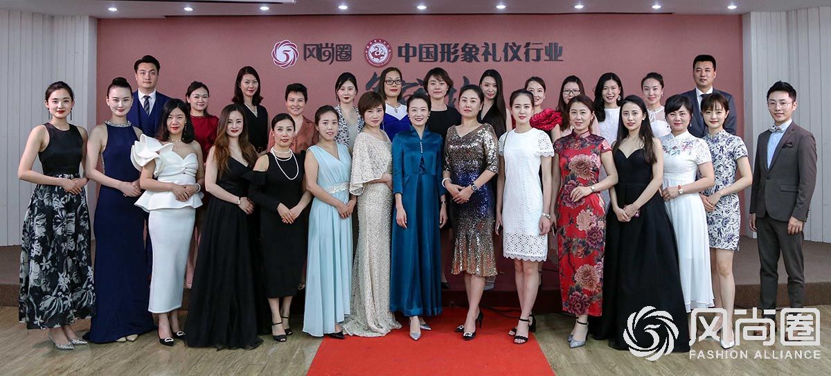 佟静老师和同学合影留念
