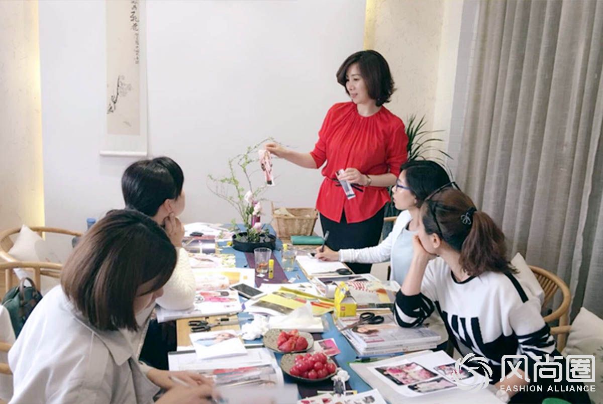 王沁云老师正在讲解色彩设计