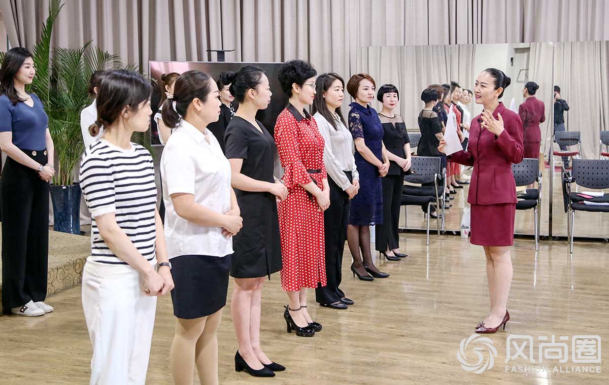 徐文波老师带领同学们练习服务礼仪仪态