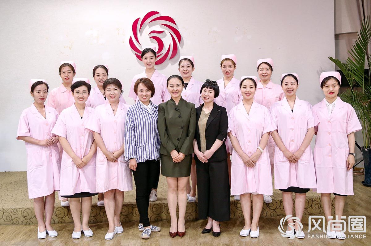 往届专业服务礼仪实训班师生合影