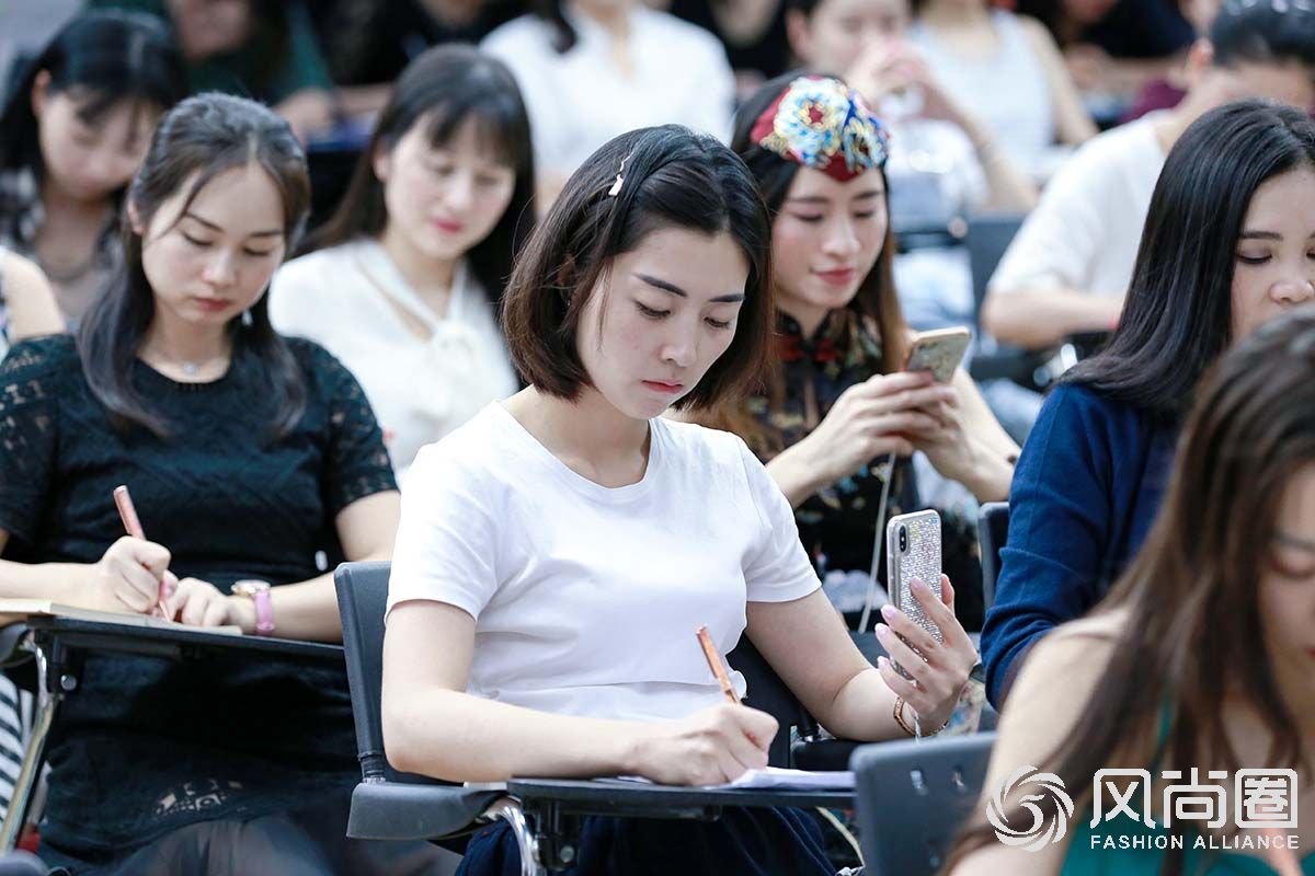 认真做笔记的同学