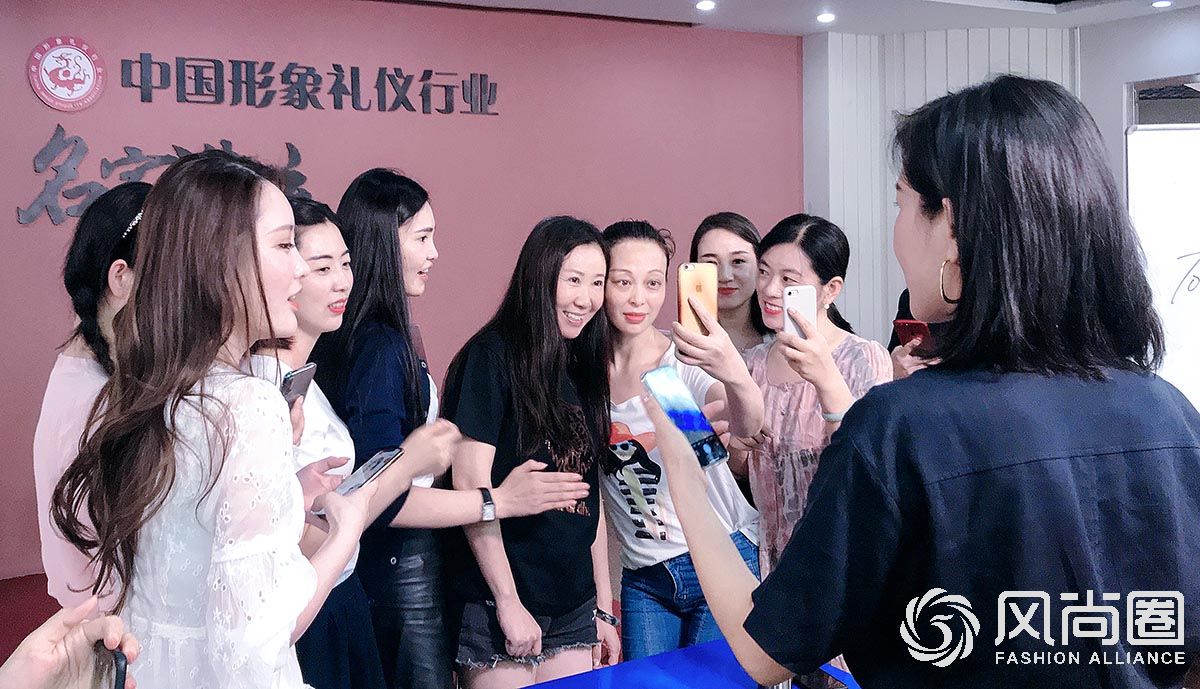 课间同学们纷纷找于老师合影留念