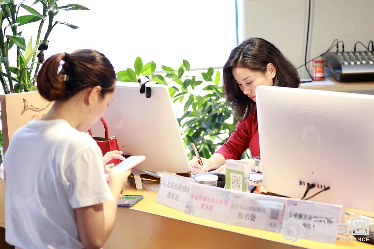 风尚圈工作人员协助新同学办理报到手续