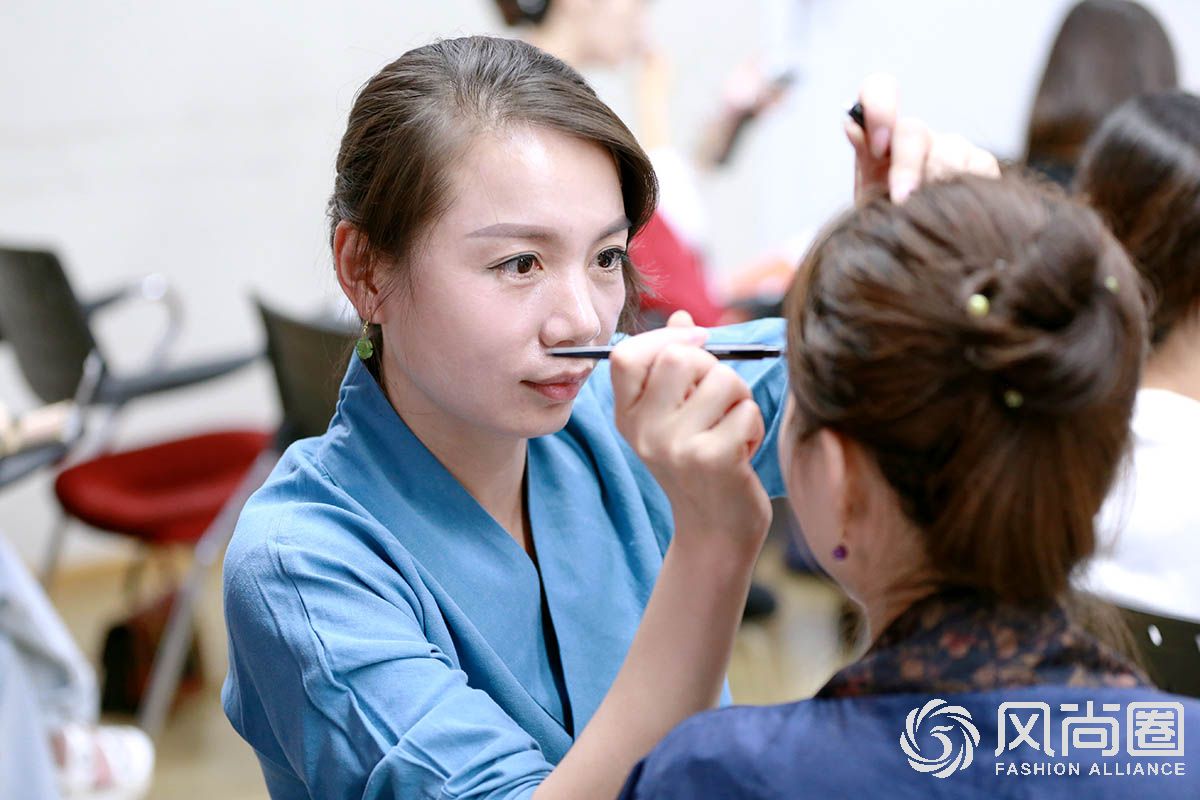 正在练习化妆的同学